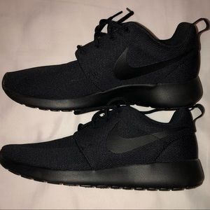 NEW Nike Black Roche
